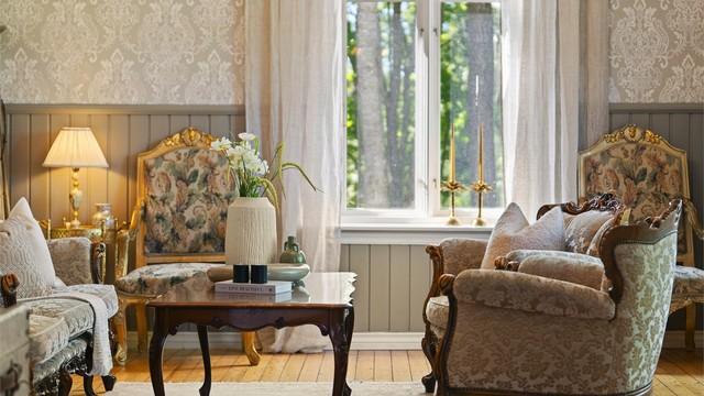 Den innerste delen av stuen har beholdt sitt originale særpreg med blant annet innebygd bokhylle og ildsted.