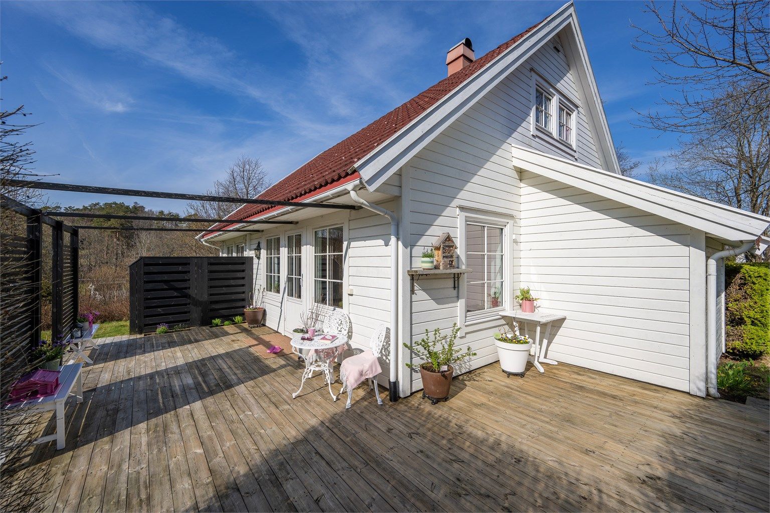 Lun og deilig terrasse med gode solforhold