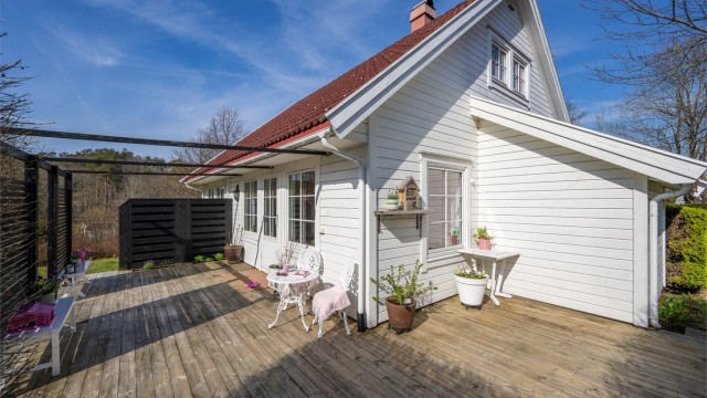 Lun og deilig terrasse med gode solforhold