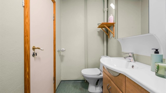 Rommet er utstyrt med gulvmontert toalett og har naturlig ventilasjon via lufteventil i himlingen.