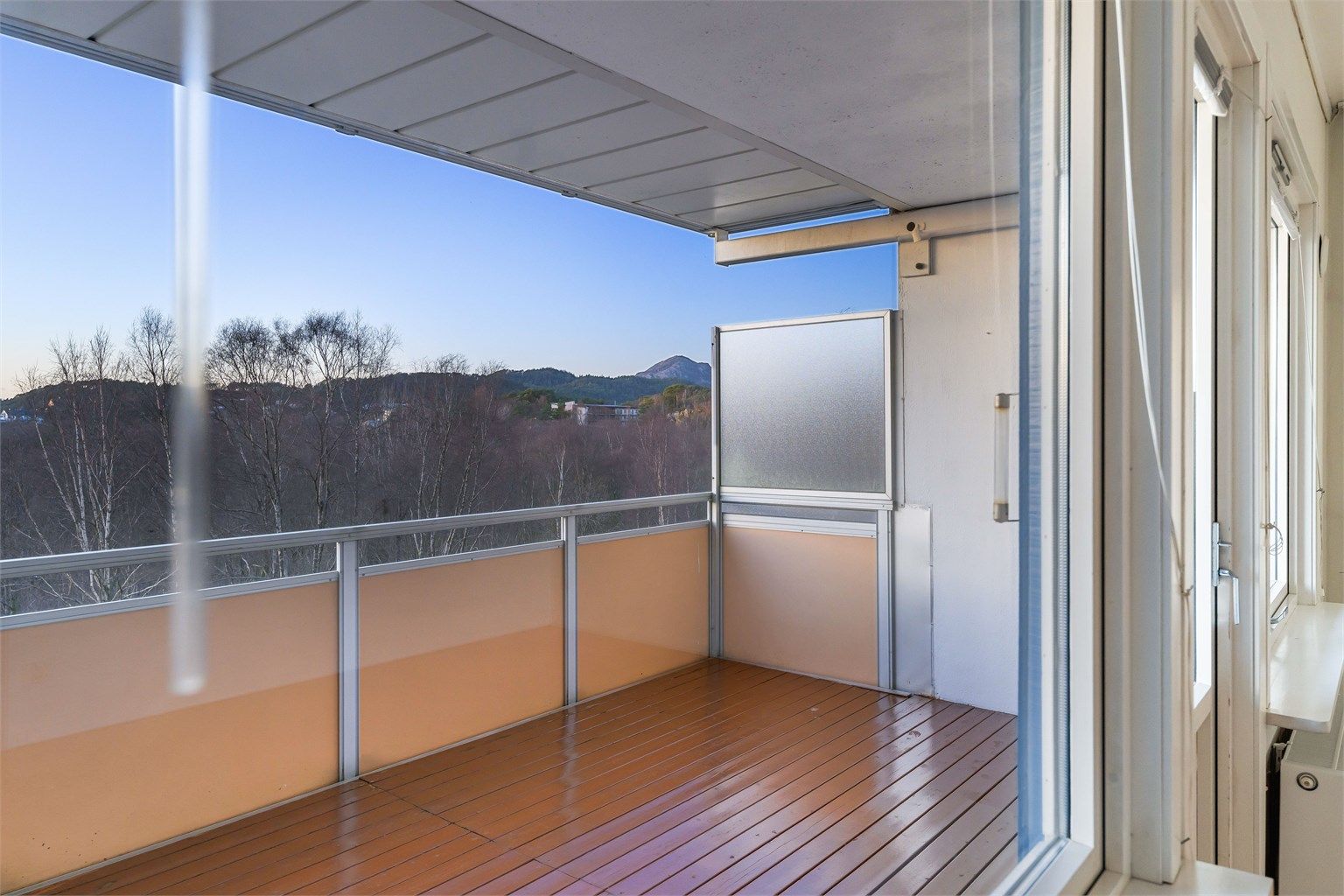 Flott utsik fra romslig altan. Også kort gangavstand til Oasen kjøpesenter med Bybanestopp.