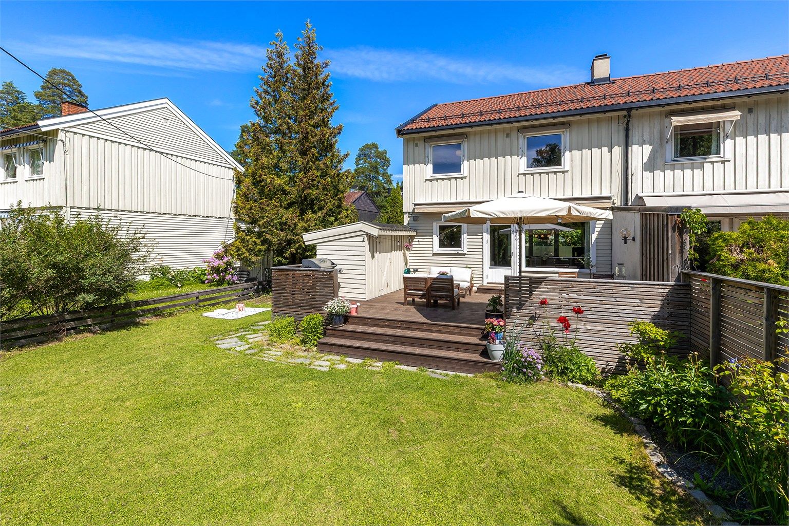 Flott og skjermet hage, samt terrasse med god plass til utemøbler og grill.