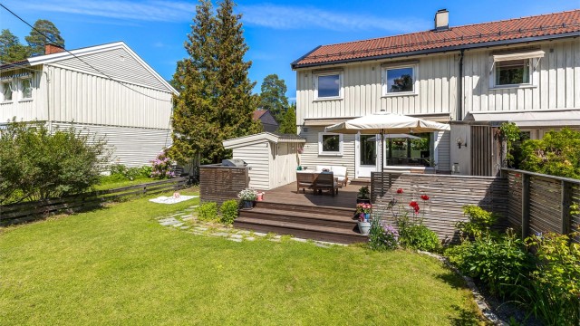 Flott og skjermet hage, samt terrasse med god plass til utemøbler og grill.