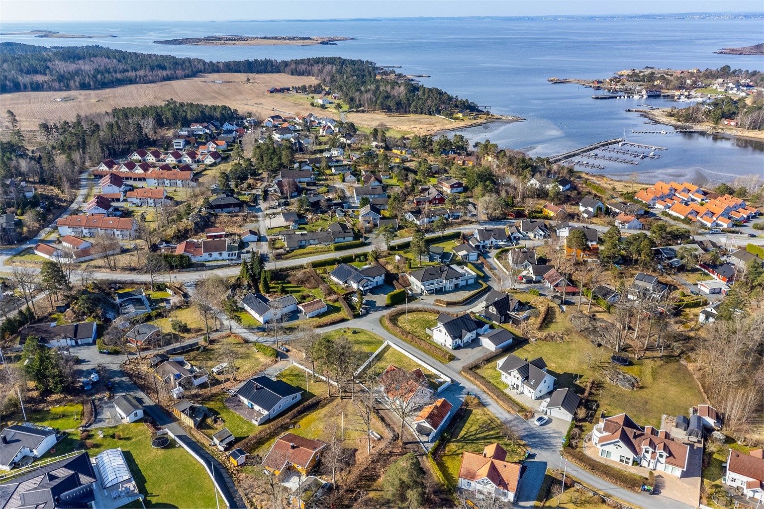 Langs sjøen er det foruten strender også mange turmuligheter både på svaberget og på etablerte stier.
