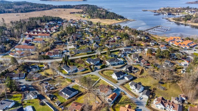 Langs sjøen er det foruten strender også mange turmuligheter både på svaberget og på etablerte stier.