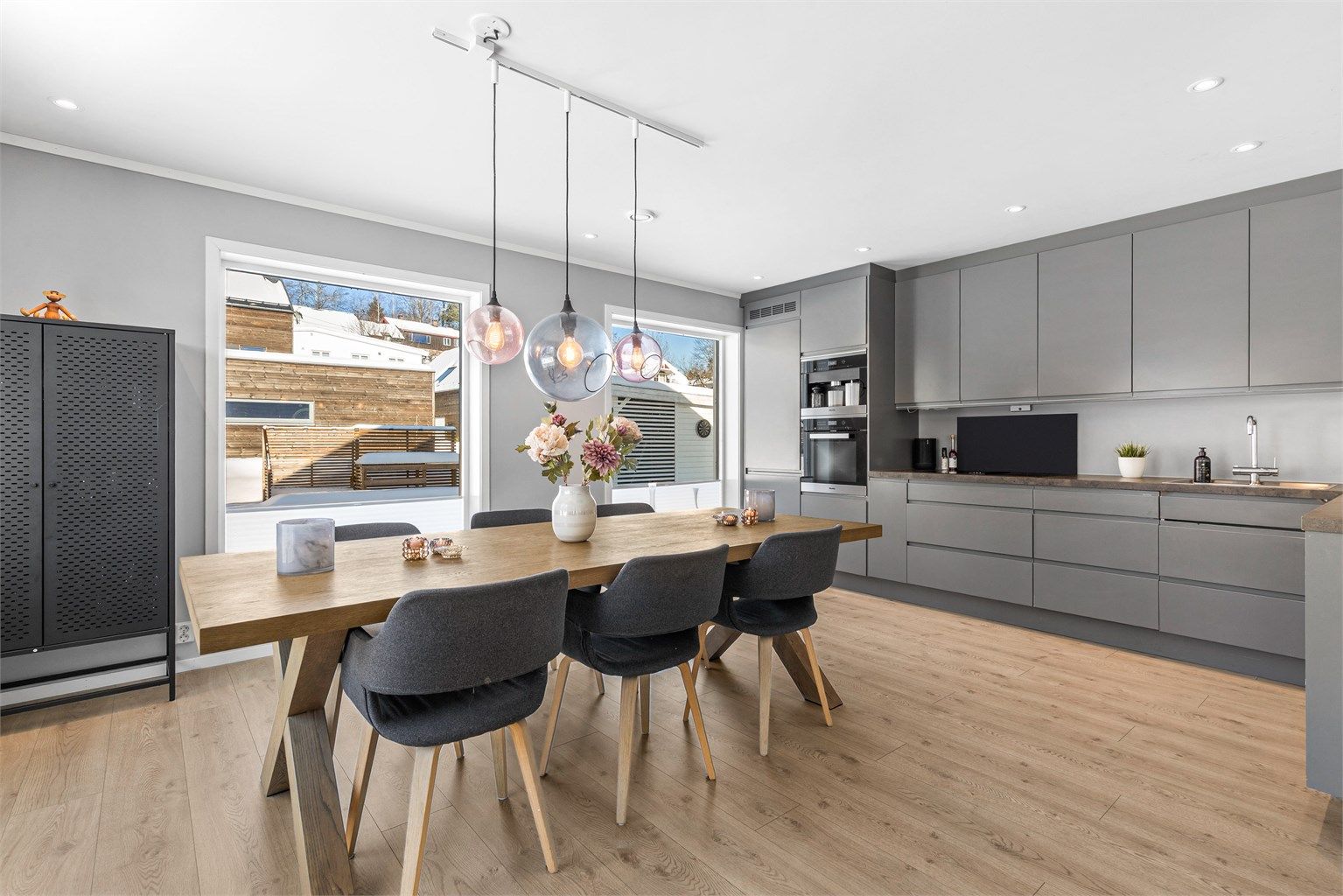 Åpen kjøkkenløsning. Innredning fra byggeår. Glatte fronter. Benkeplate med laminert overflate. Nedfelt kjøkkenvask med armatur.