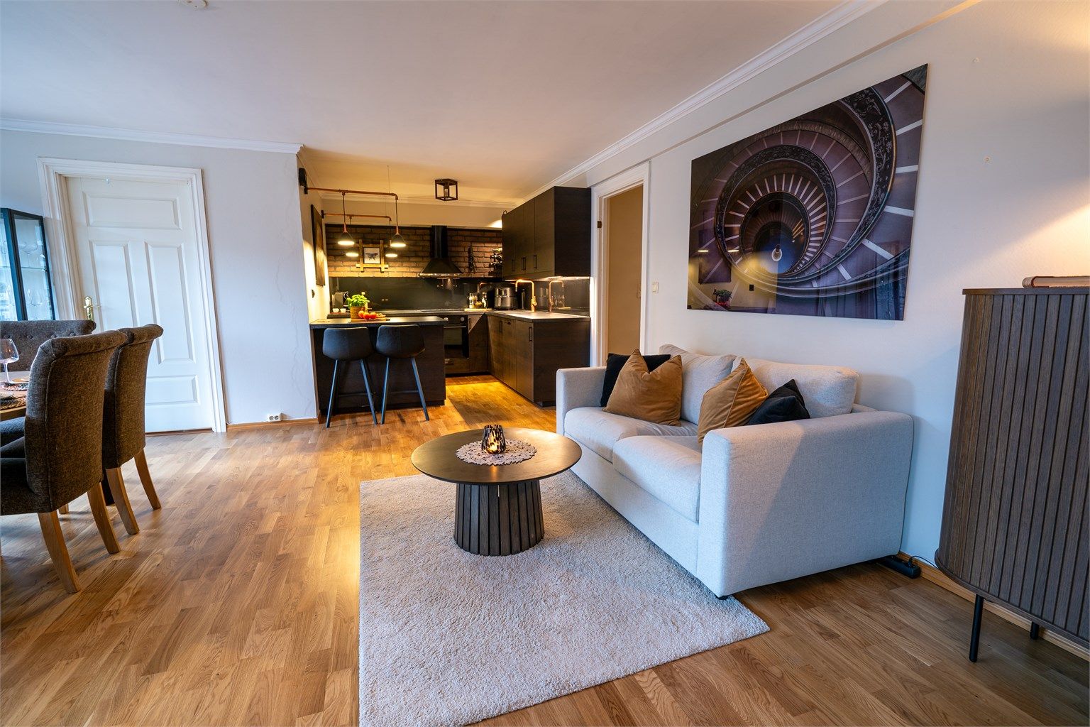 Åpen løsning mellom stue og kjøkkenet