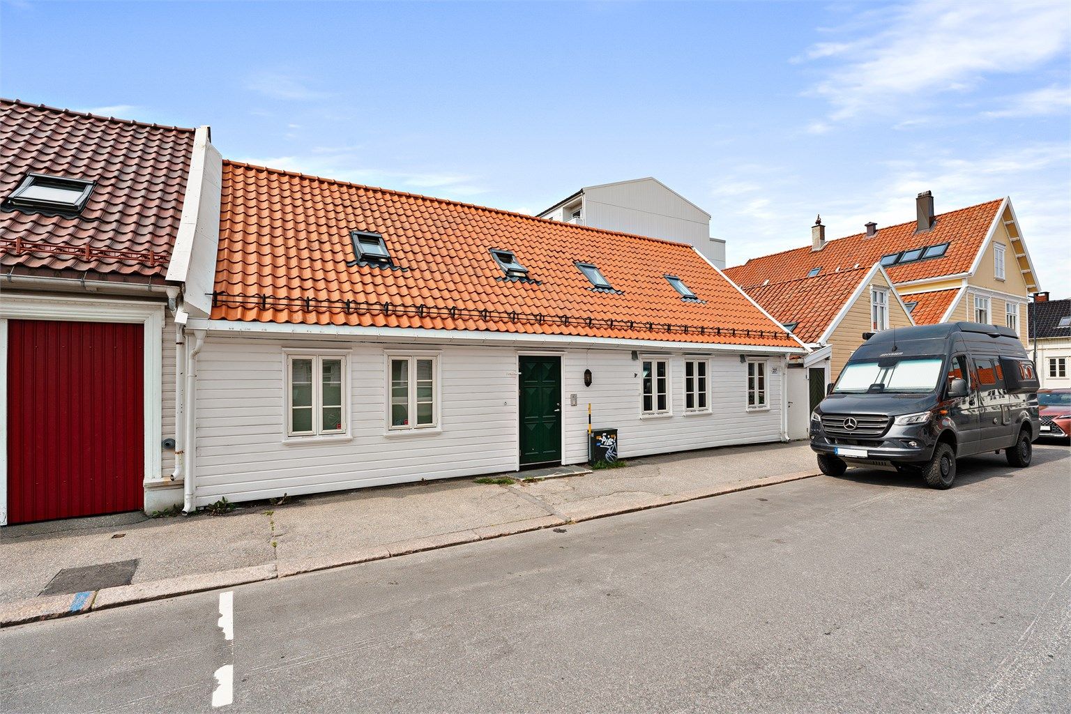 Klassisk og sjarmerende trehusfasade med tradisjonsrikt preg i et hyggelig gateløp.