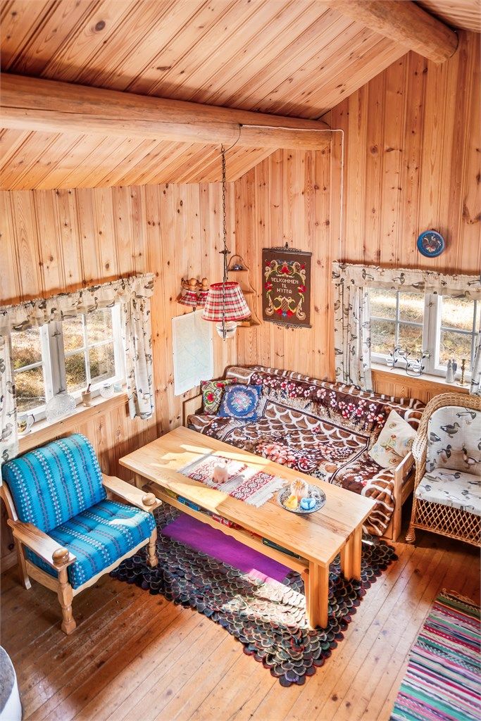 Rommet har plass til både sittegruppe og spisebord.