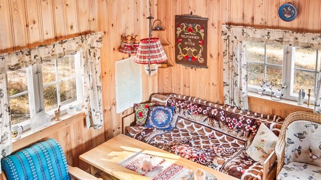 Rommet har plass til både sittegruppe og spisebord.