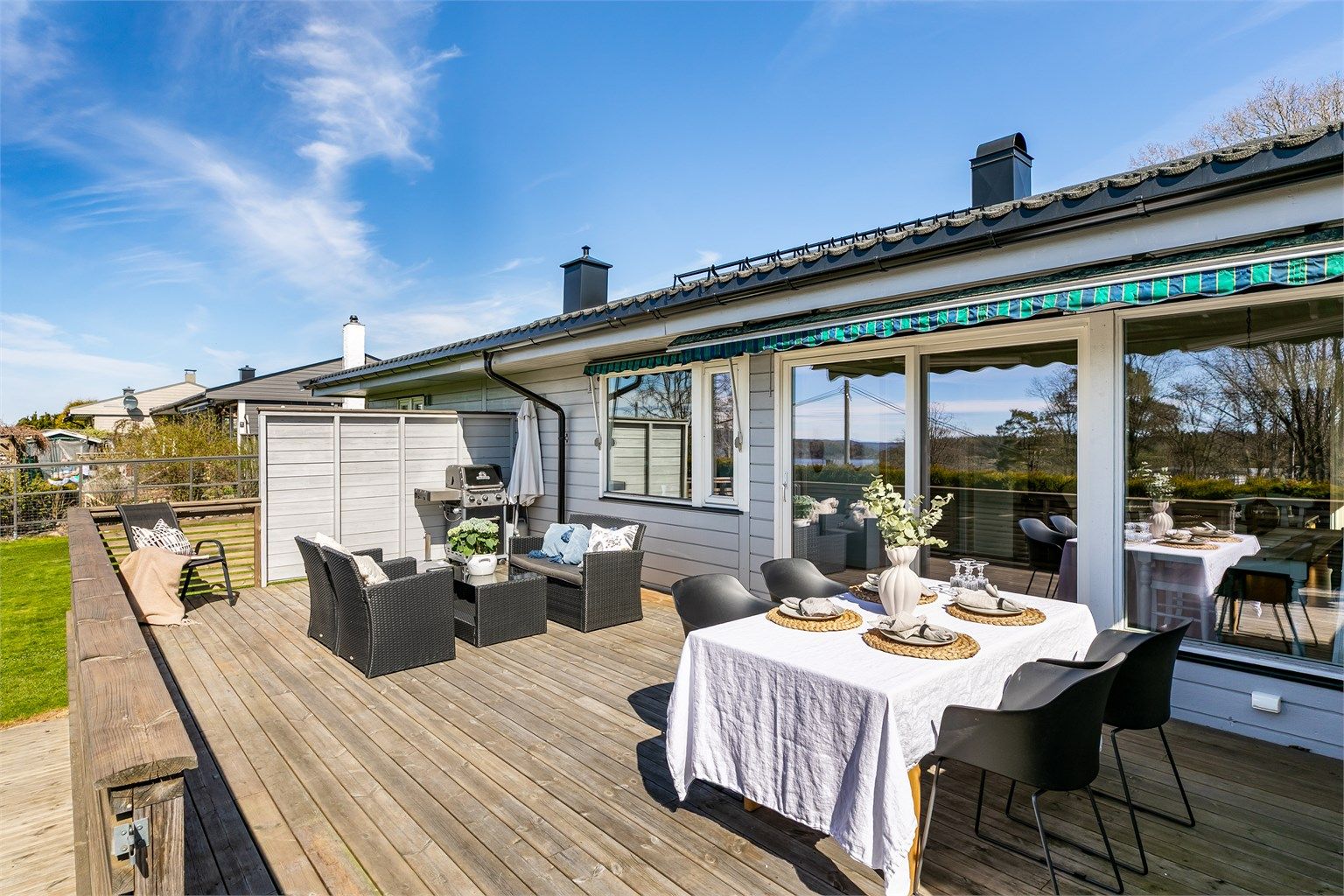 Den 36 kvm. store terrassen ble i 2017 bygget opp på nytt og samtidig mobilitetstilpasset.