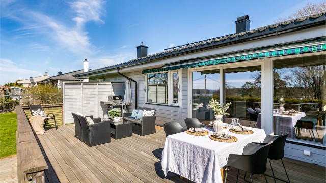 Den 36 kvm. store terrassen ble i 2017 bygget opp på nytt og samtidig mobilitetstilpasset.