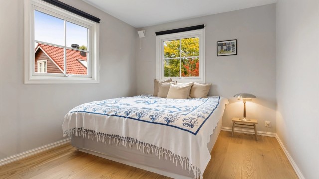 Soverom 1 med plass for seng, skap og annet passende møblement.