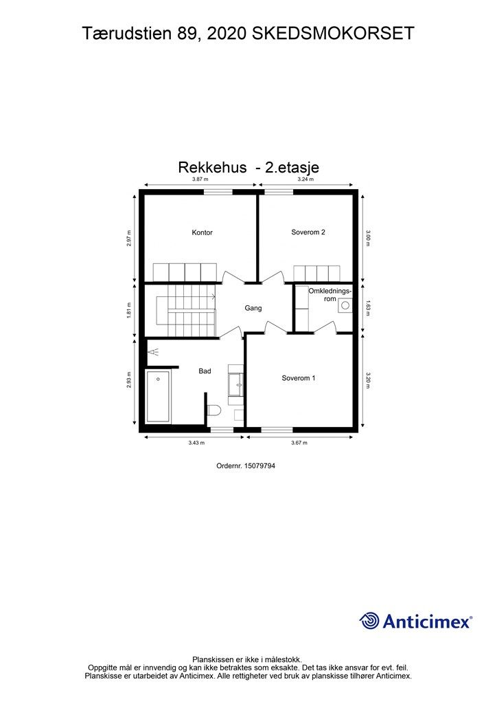 Andre etasje er boligens private sone, med tre soverom av god størrelse og et romslig bad.