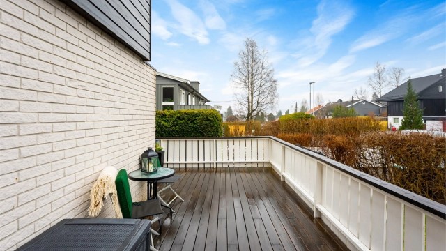 Terrassen strekker seg langs deler av husets fasade.