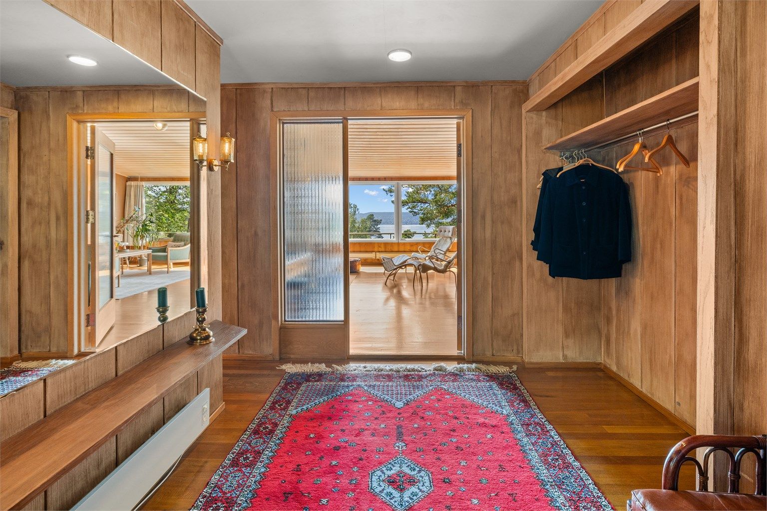 Romslig hall med plassbygget garderobeoppheng. Fra hallen er det adkomst til både stuen og spisestuen