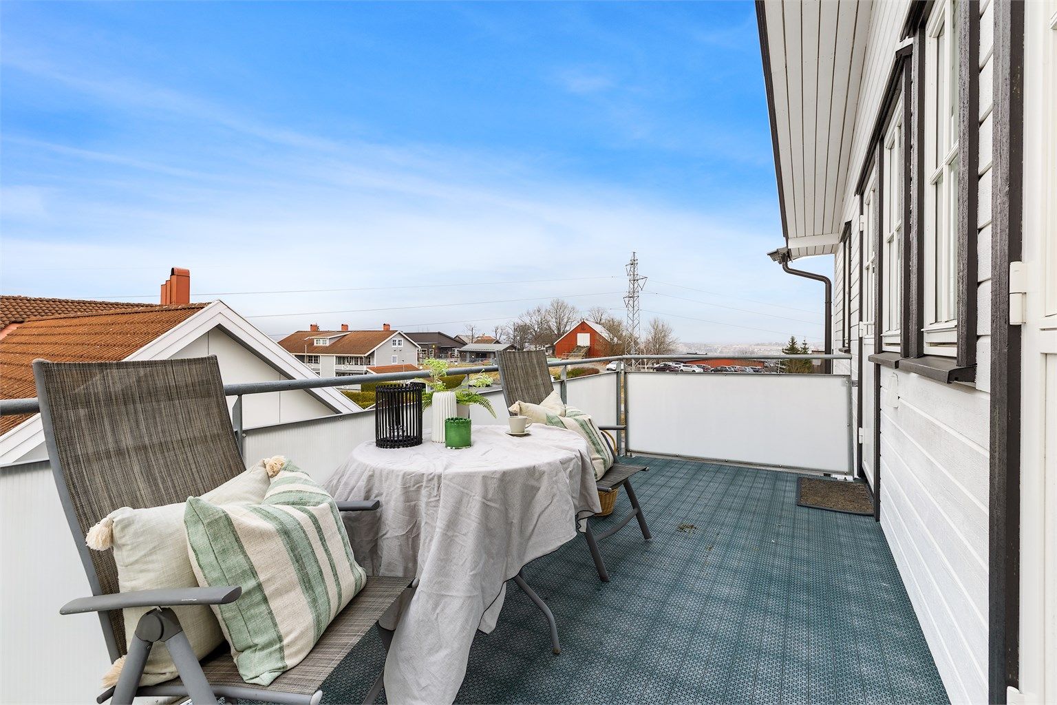 Den ene balkongen på 9,4 m² vender mot nabohuset og er en skjermet og fin uteplass.