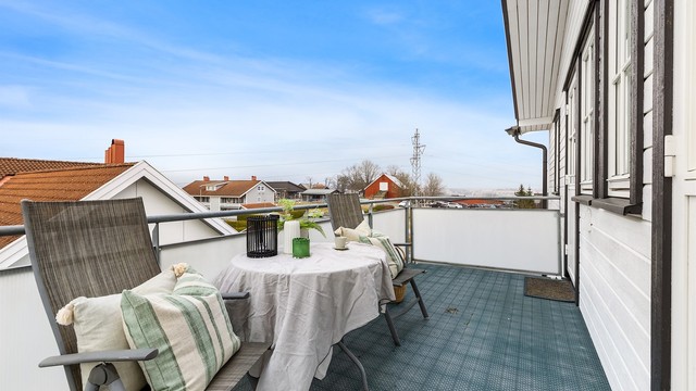 Den ene balkongen på 9,4 m² vender mot nabohuset og er en skjermet og fin uteplass.