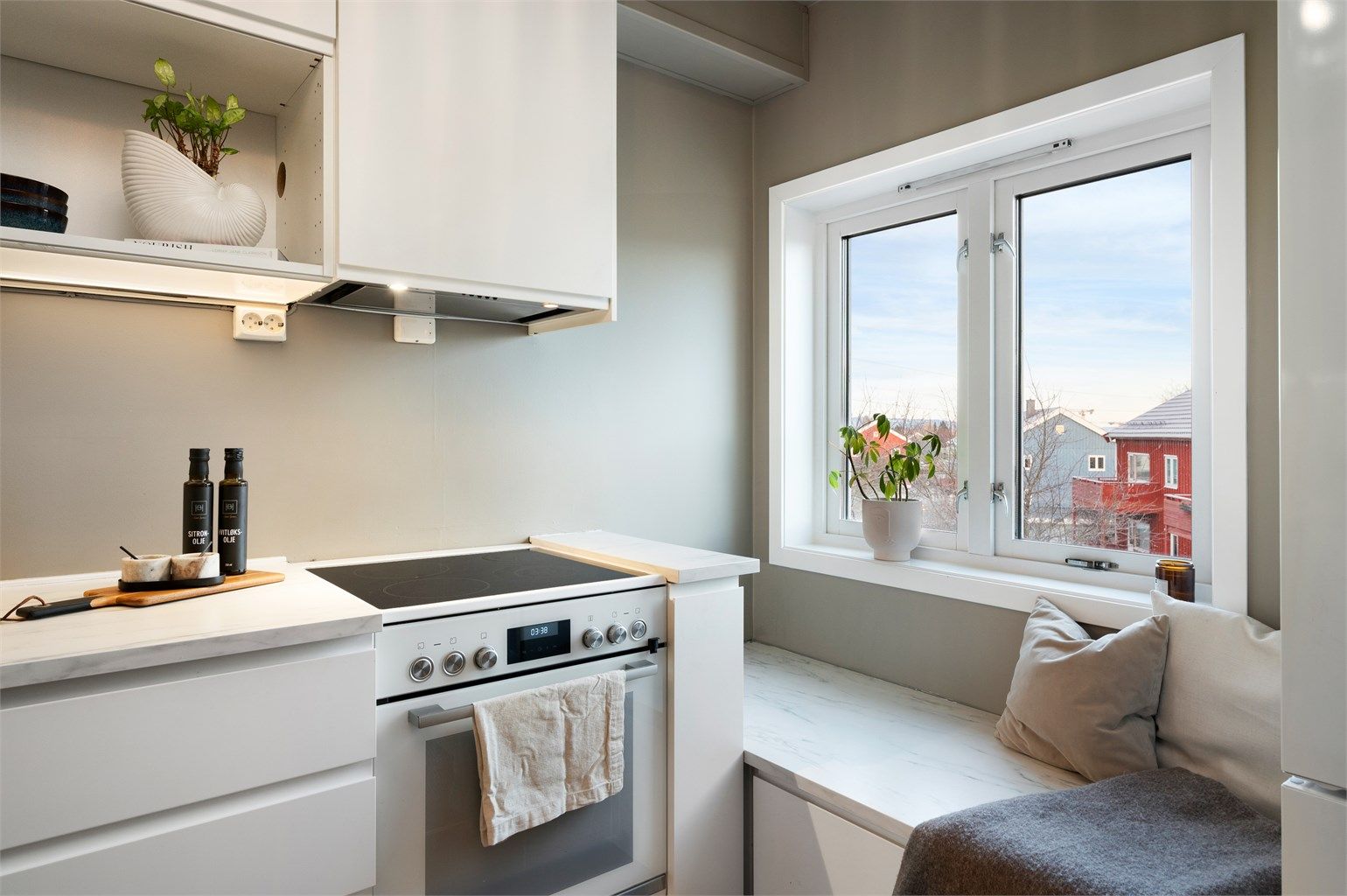 Innerst på kjøkkenet er det bygd en sittekrok. Perfekt plass å nyte morgenkaffen.