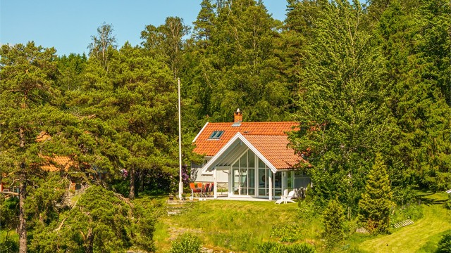 Hytta er oppført i det høyere terrenget ovenfor kilen, opprinnelig fra 1880 og modernisert tidlig på 2000-tallet.