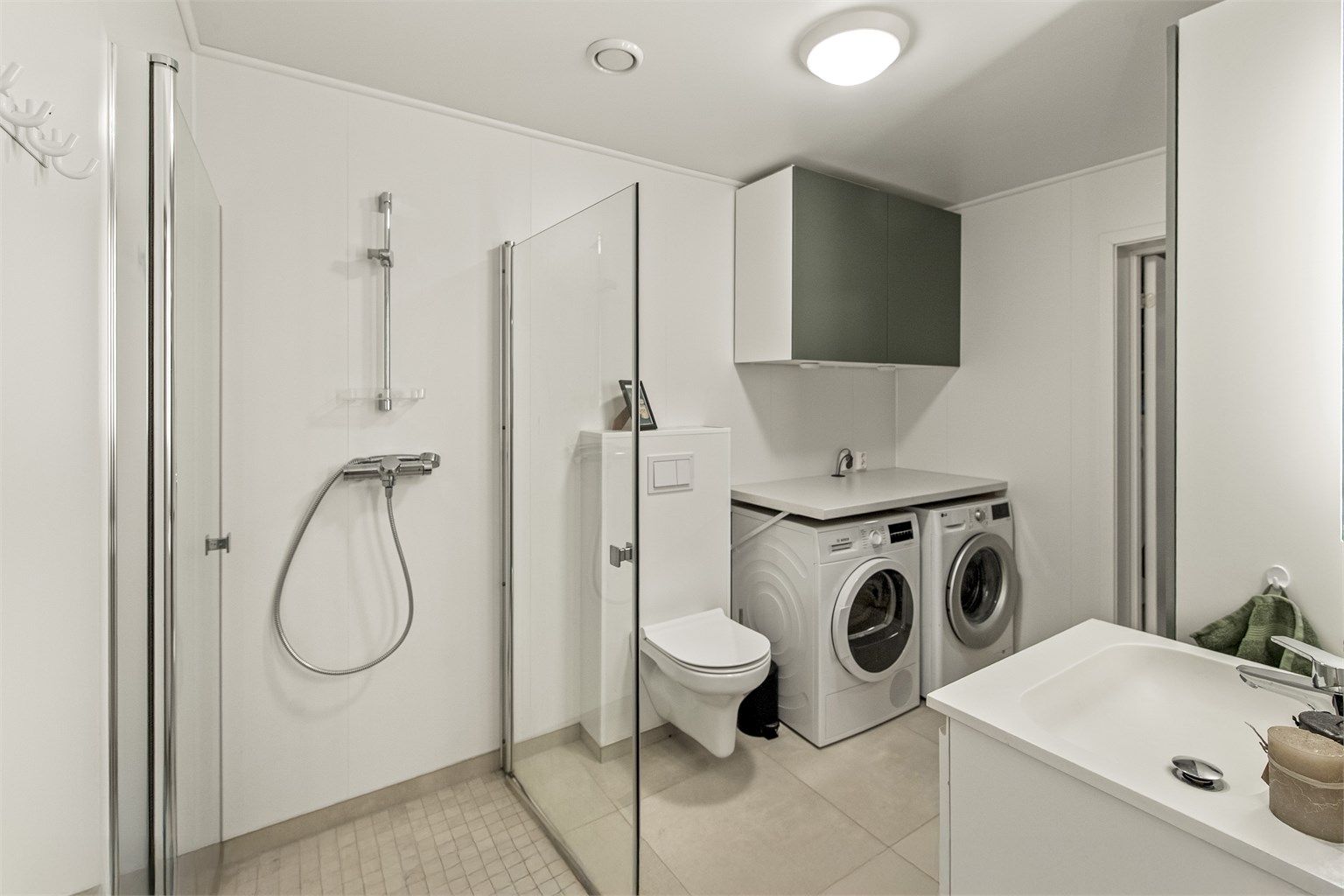 Kombinert vaskerom og bad med adkomst til romslig bod 