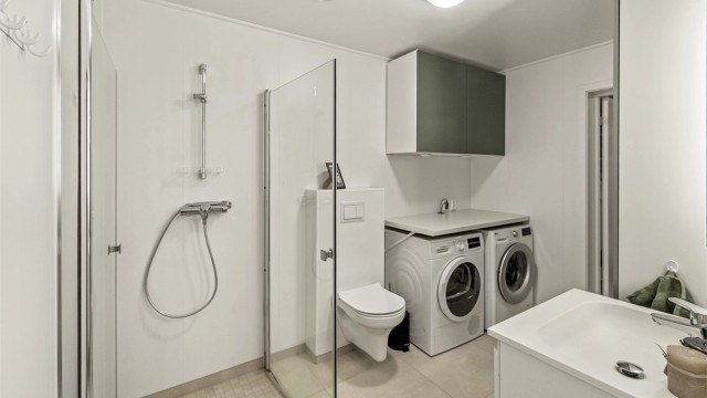 Kombinert vaskerom og bad med adkomst til romslig bod