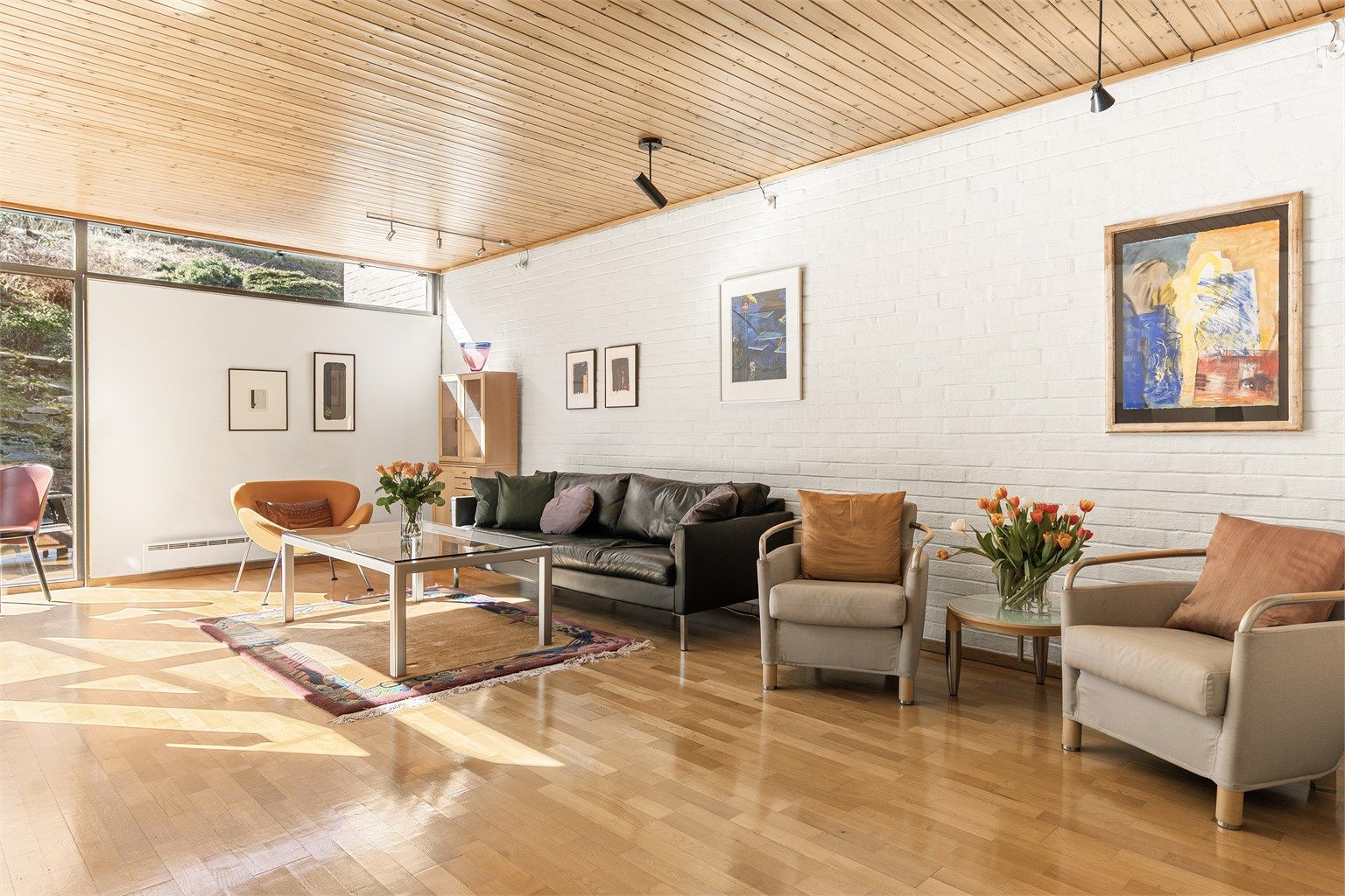 - Boligens stue er av god størrelse, og kan enkelt møbleres i flere soner -