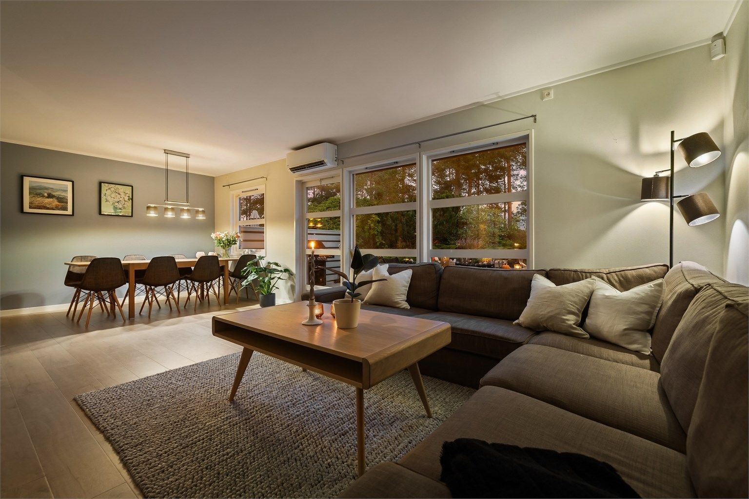 Stue - her er det flere innredningsmuligheter - store vindusflater som bidrar godt med naturlig lysinnslipp