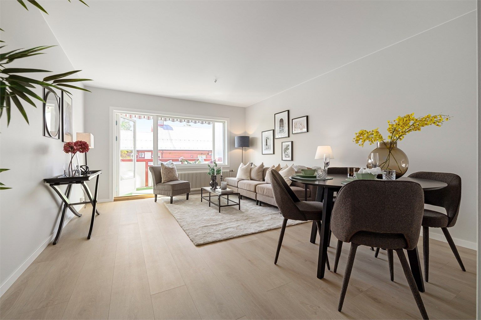 Boligen har gjennomgått vesentlige oppgradering i senere tid. Verdt å nevne er blant annet overflater og gulv i 2025, kjøkken i 2015 og bad i 2010.