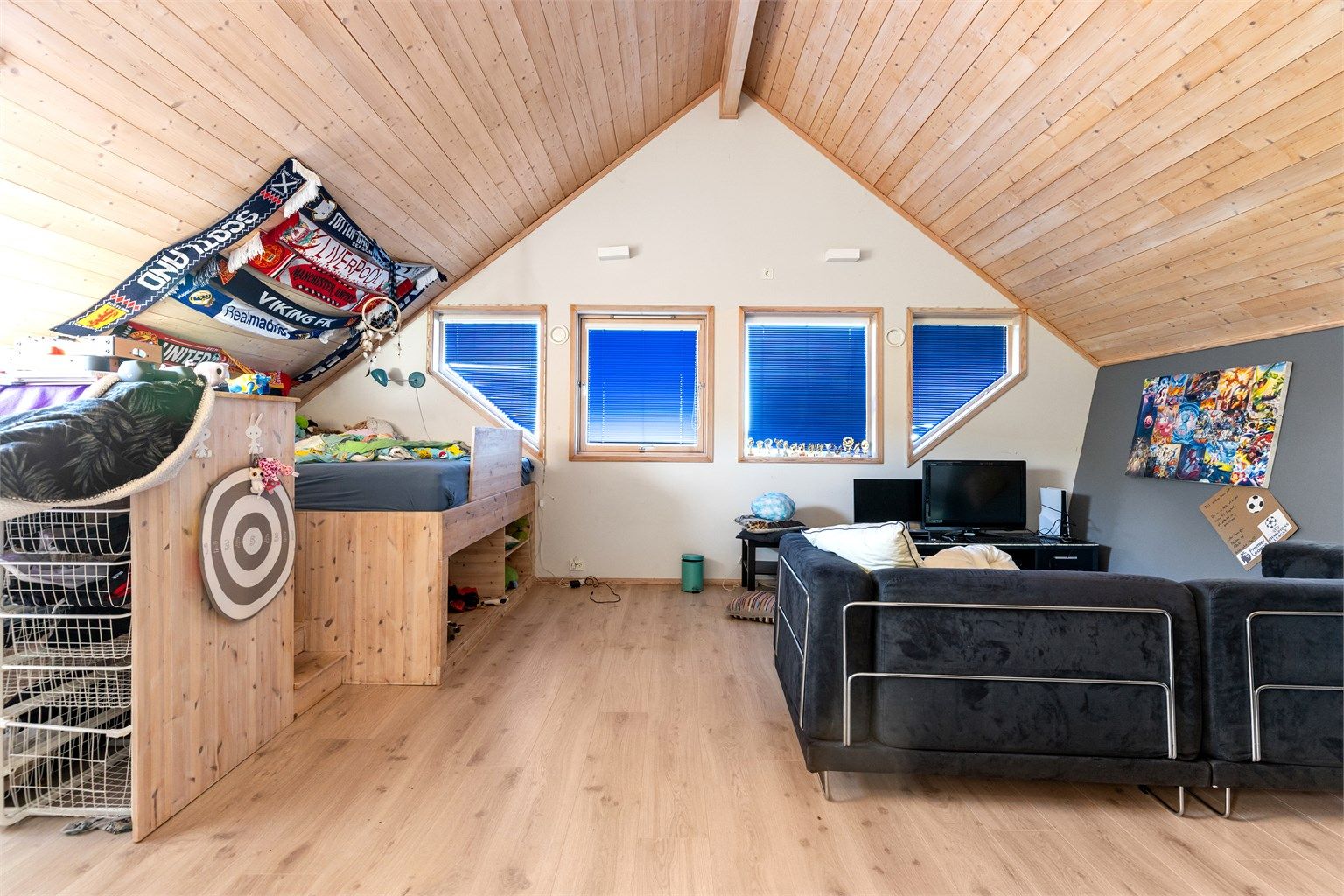 Det andre soverommet i etasjen er romslig og lyst, med plass til både seng og sittegruppe.