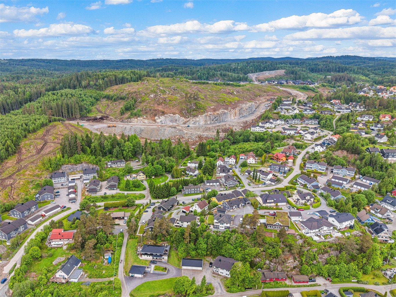 Oversiktsbilde som viser boligens beliggenhet i et naturskjønt område.