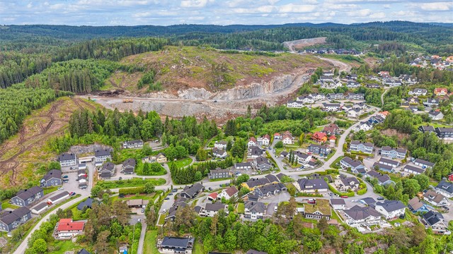 Oversiktsbilde som viser boligens beliggenhet i et naturskjønt område.