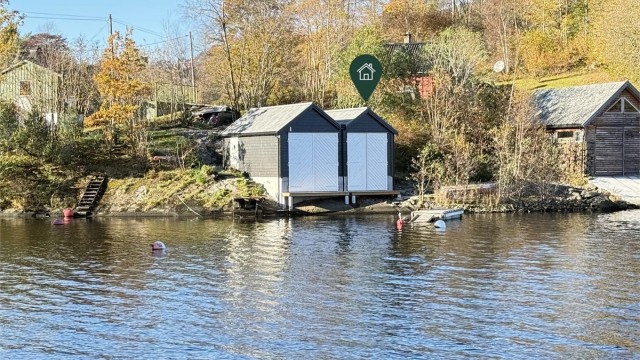 Nyoppført Naust i Nordåsvannet. Naustet til Høyre vi selger.