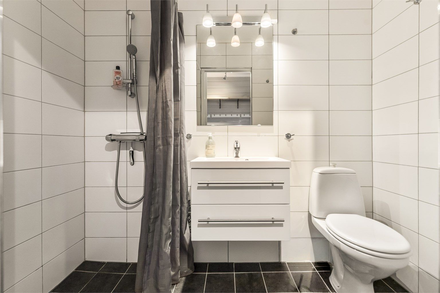 Badet har flislagt gulv med gulvvarme og flislagte vegger.