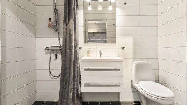Badet har flislagt gulv med gulvvarme og flislagte vegger.