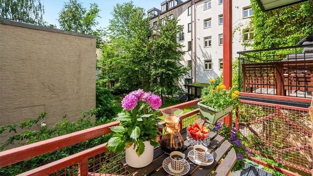 Her er det god plass til sittegruppe, grill og dekor/planter.