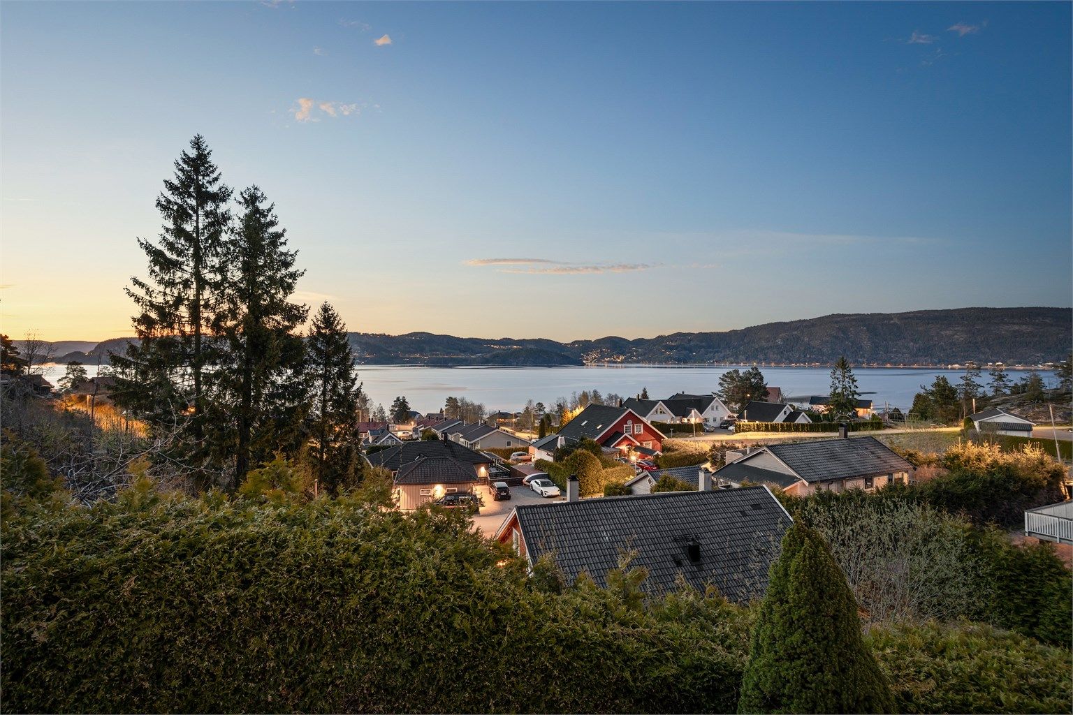 Eiendommen ligger høyt og fritt med utsikt over Nesbygda og Drammensfjorden.