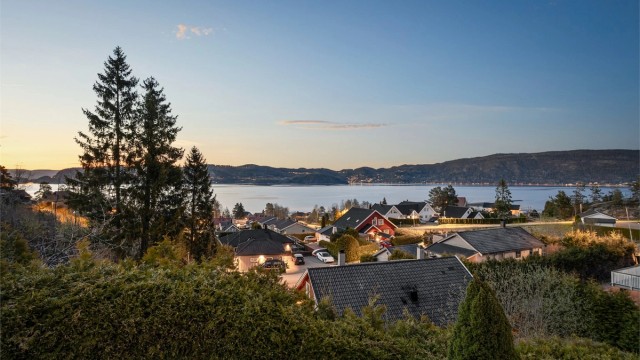 Eiendommen ligger høyt og fritt med utsikt over Nesbygda og Drammensfjorden.