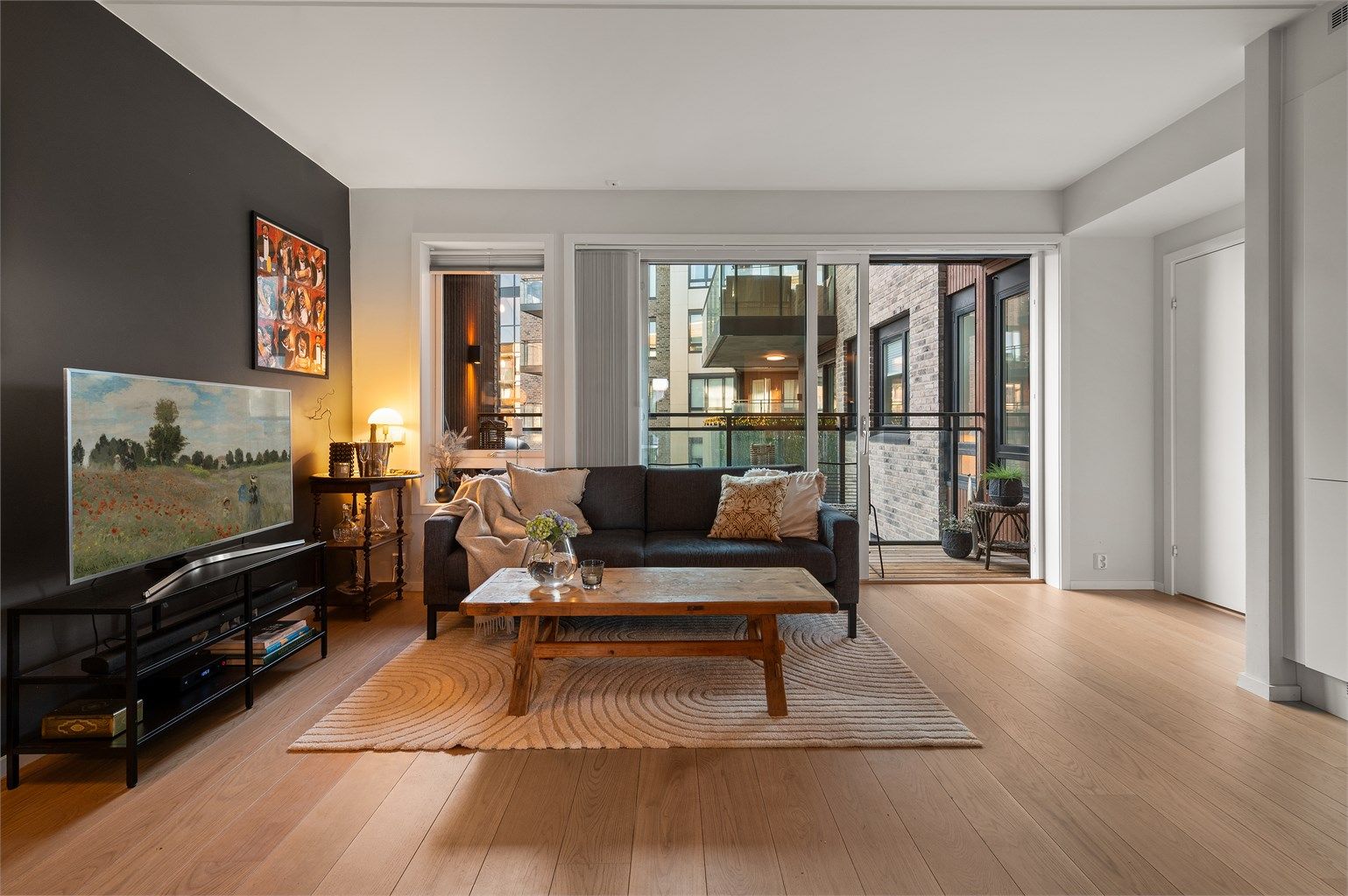 Dette er en nyere og moderne 4-roms selveierleilighet med høy standard fra 2021.