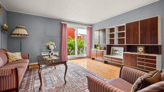 Stuen har heltre gulvbord og god plass til en sofagruppe og annet stuemøblement.