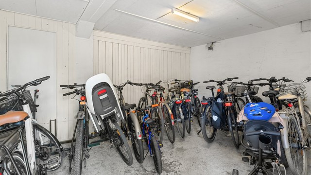 Sameiet har en felles sykkelbod for trygg oppbevaring.