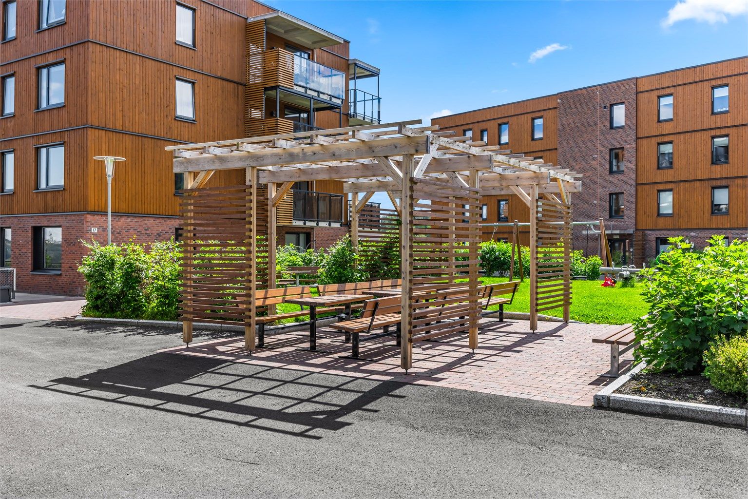 Felles uteområder med pergola og sittebenker.