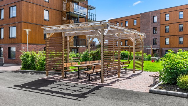 Felles uteområder med pergola og sittebenker.