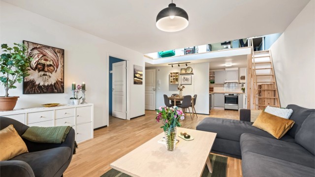 Eiendomsmegler Krogsveen v/ Madeleine Johnsen Thune ønsker deg velkommen til Åråssvingen 10!