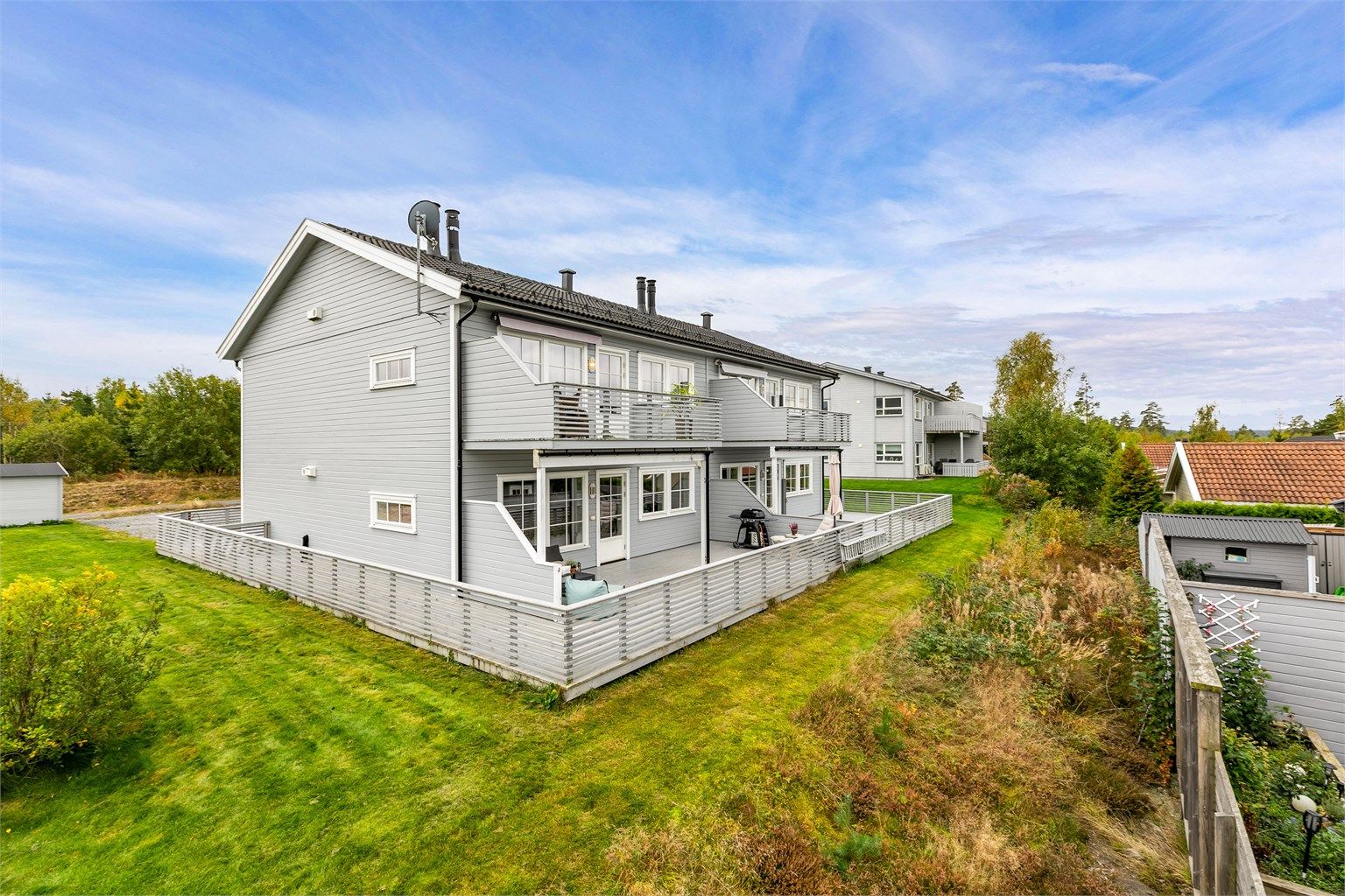 Terrasse på omfangsrike 90 kvm. er et vesentlig supplement til leilighetens innvendige bruksareal.