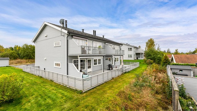 Terrasse på omfangsrike 90 kvm. er et vesentlig supplement til leilighetens innvendige bruksareal.
