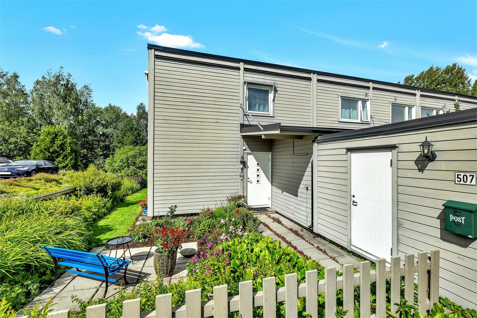 Pent opparbeidet inngangsparti og forhage