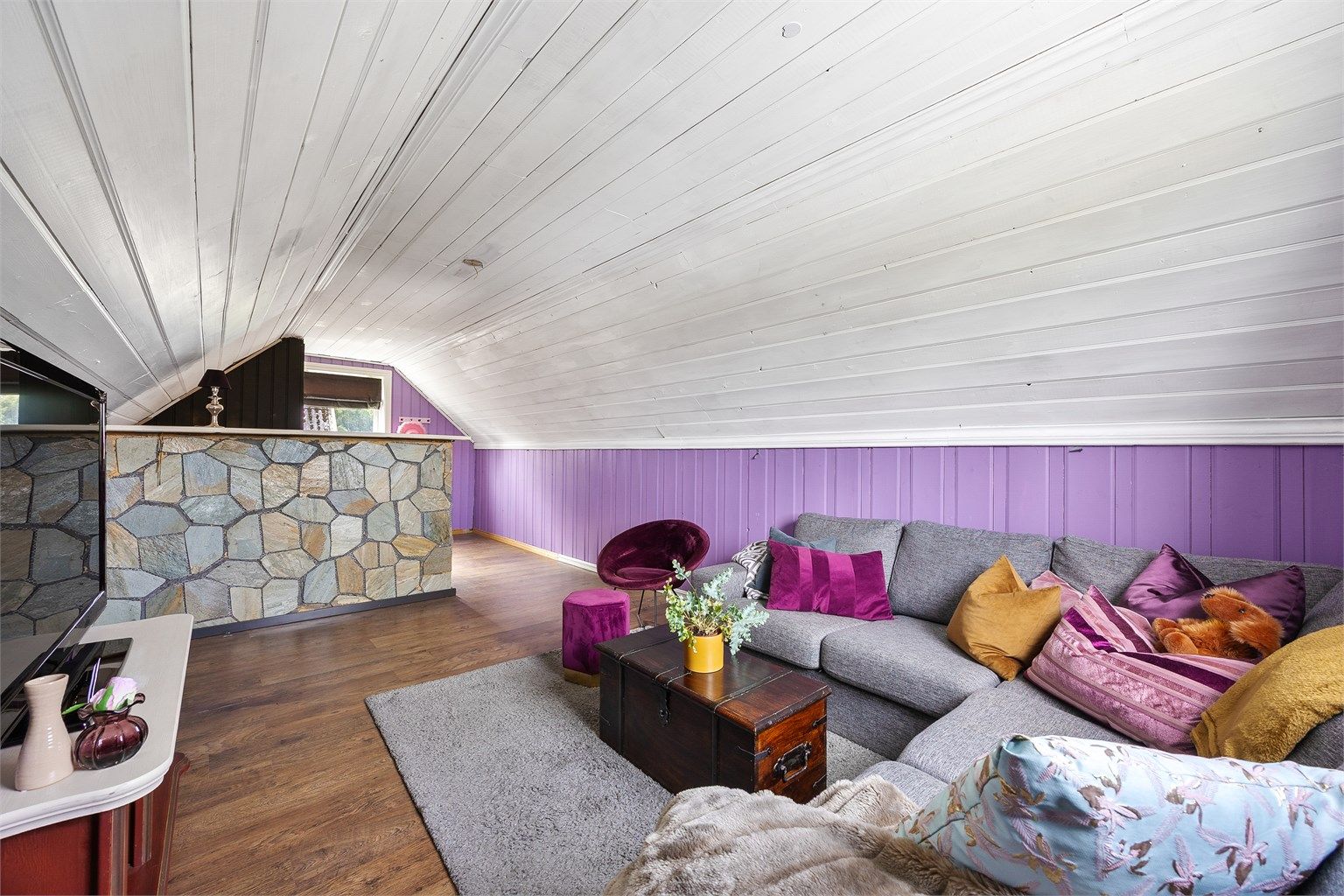 Garasjestuen er utstyrt med bar og sofa