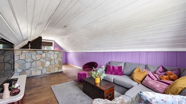 Garasjestuen er utstyrt med bar og sofa