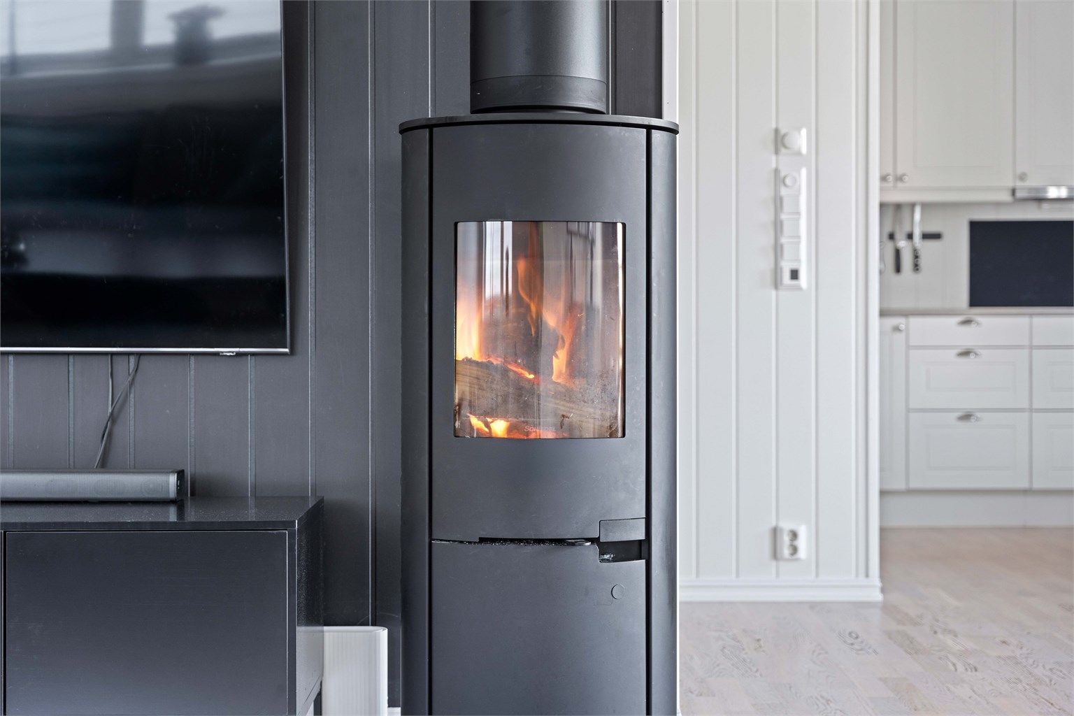 Både stue og kjøkken har varmefolie i gulvet for jevn og behagelig oppvarming.